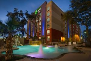 Holiday Inn Express and Suites San Antonio