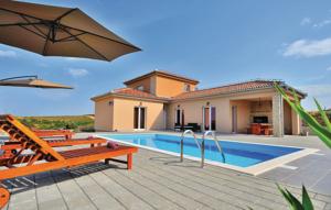 Four-Bedroom Holiday home Debeljak with an Outdoor Swimming Pool 08
