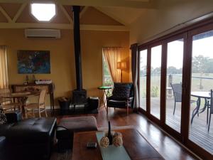 Outlook Hill Vineyard Cottages & Suites