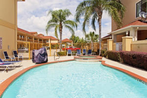 Days Inn & Suites by Wyndham Houston Hobby Airport