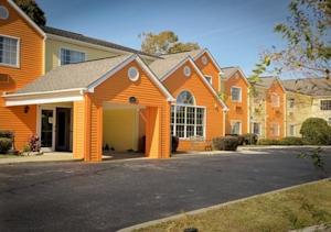 Econo Lodge Inn and Suites Pensacola