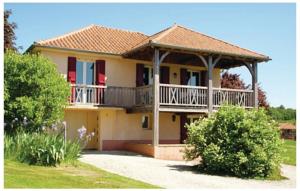 Three-Bedroom Holiday home St. Médard d'Exideuil 0 01