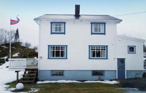 Four-Bedroom Holiday home Straumsjøen with Sea View 01
