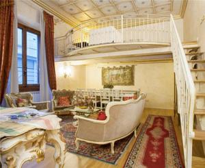 Three-Bedroom Apartment in Via dei Medici