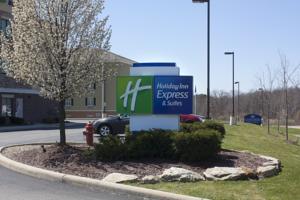 Holiday Inn Express & Suites Youngstown West I 80